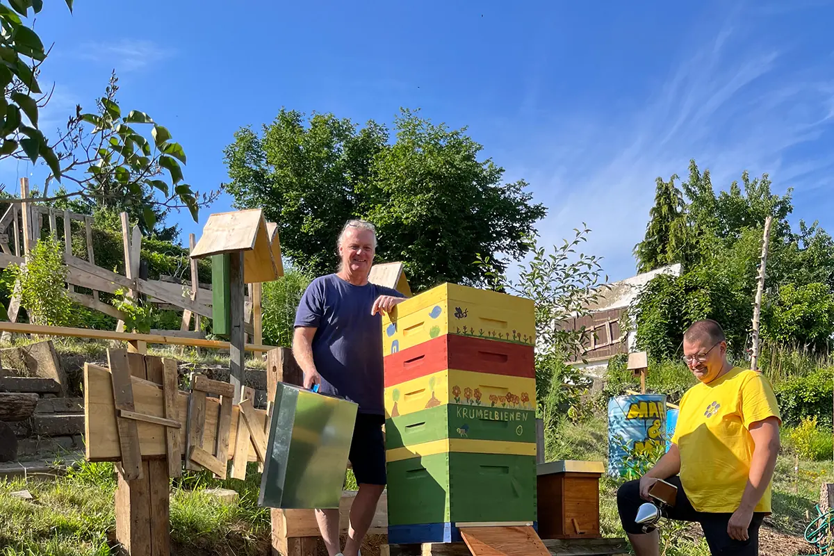 Kinder im Bienengarten des Vereins Wir gehen raus e.V. mit Bienenstock in der Gartenanlage Gera