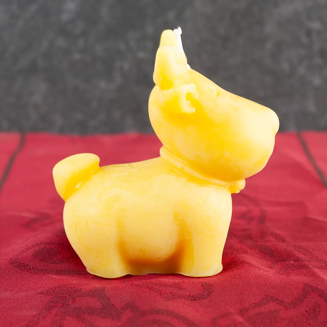 Goldgelbe Bienenwachs-Kerze in Form eines süßen Elches, 8cm Höhe Ansicht von der Seite