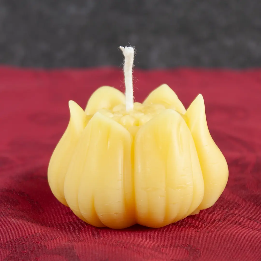 Goldgelbe Bienenwachs-Kerze in Form einer filigranen Lotusblume, 4cm Durchmesser