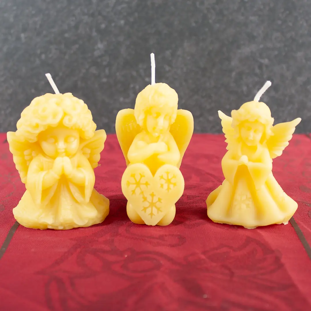 Goldgelbe Bienenwachs-Kerzen in Form von drei verschiedenen Engeln, 6,5-7cm Höhe