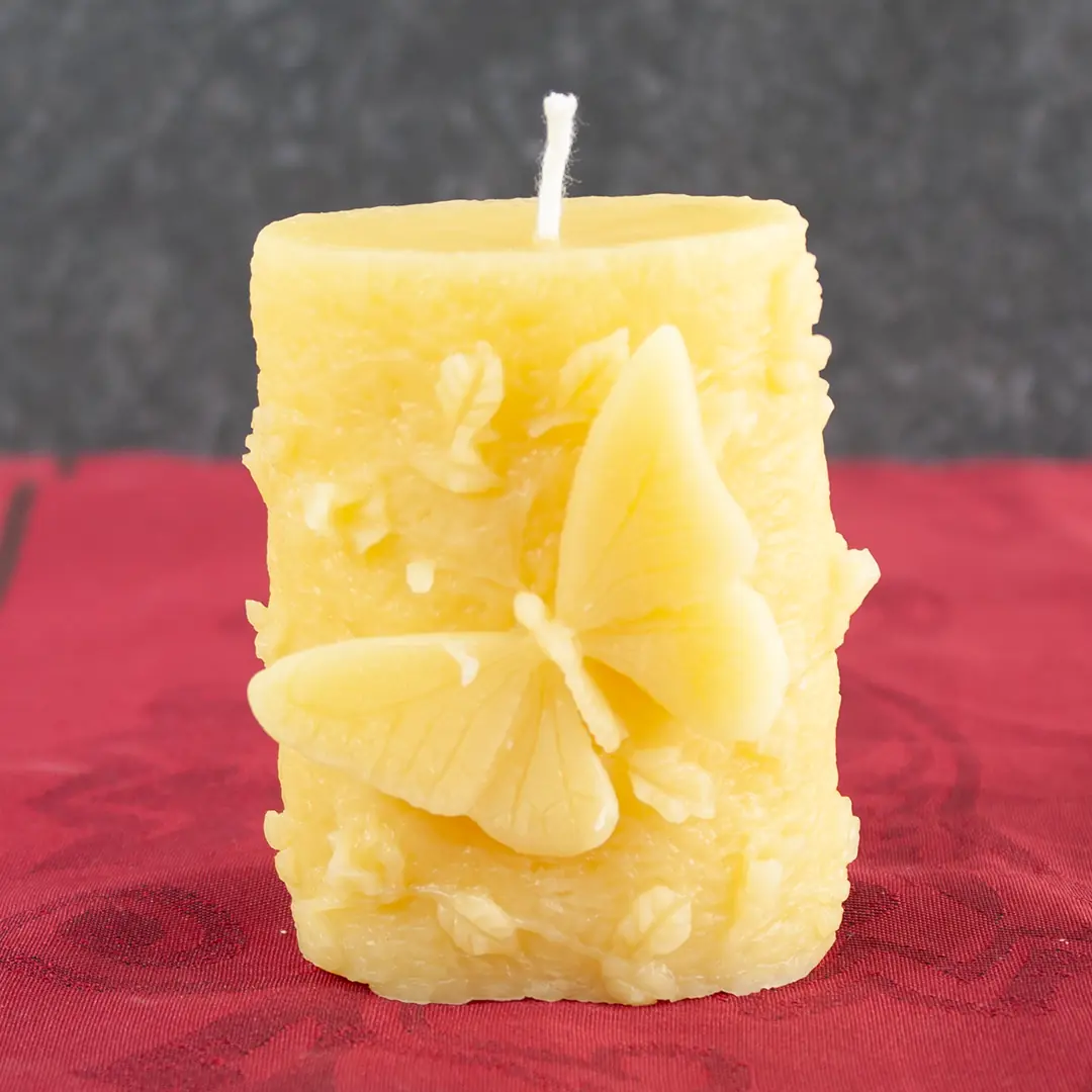 Goldgelbe ovale Bienenwachs-Kerze verziert mit Schmetterlingsrelief und Blumenmuster, 7cm Höhe