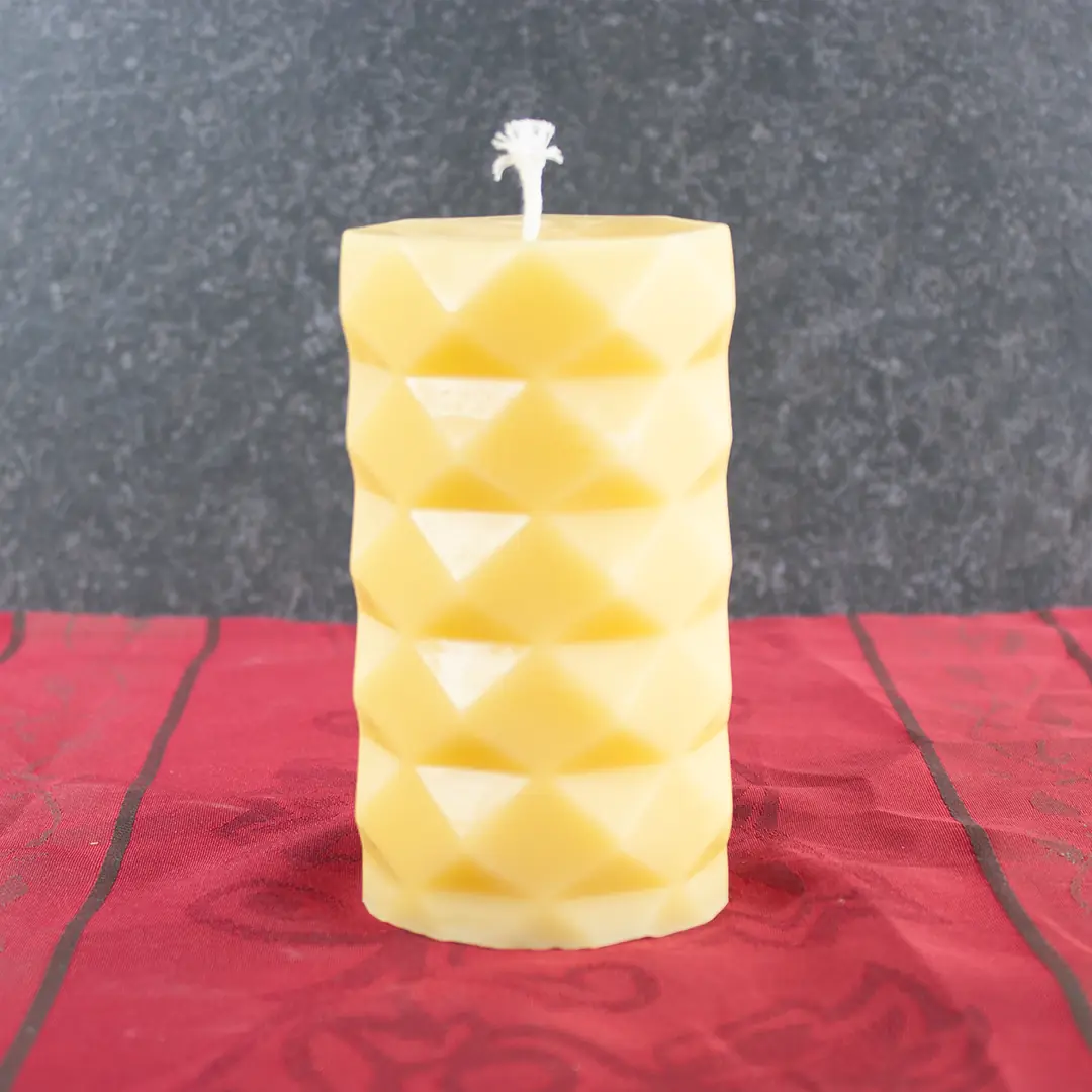 Goldgelbe Bienenwachs-Stumpfkerze mit strukturiertem Pyramidenrelief, 5,5cm Durchmesser und 11,5cm Höhe
