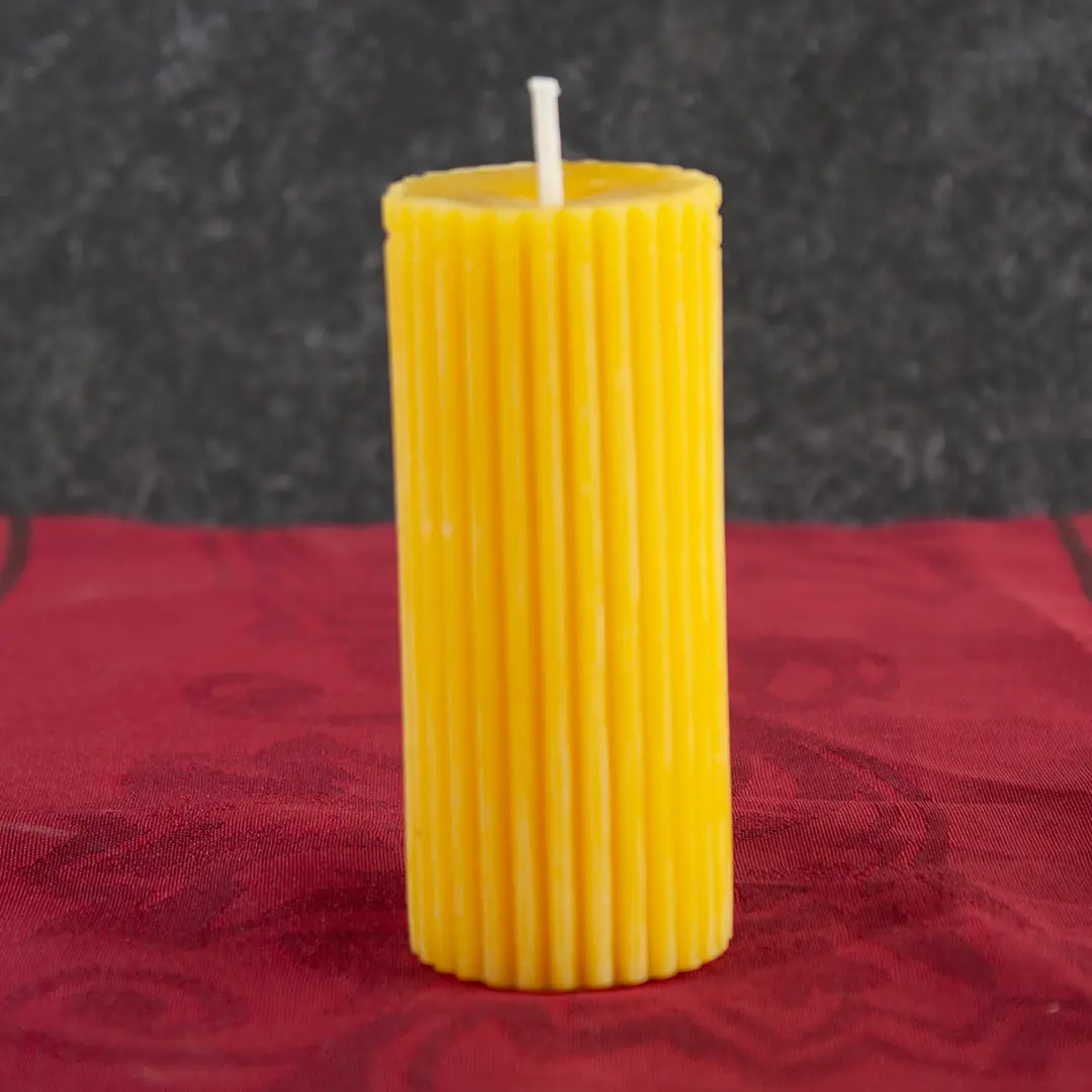 Goldgelbe Bienenwachs-Stumpfkerze mit strahlenförmigem Sternenmuster, 3,2cm Durchmesser und 8cm Höhe