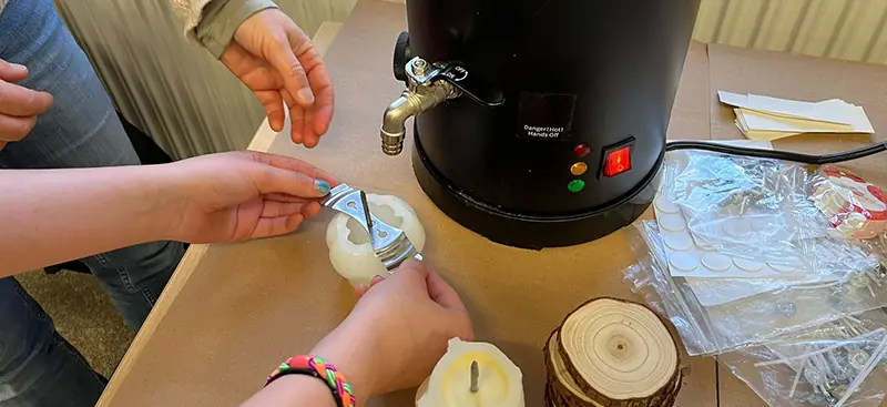 Katrin Genzel beim Gießen von Bienenwachskerzen aus eigenem Bienenwachs, Imkerei Honigtopf Gera