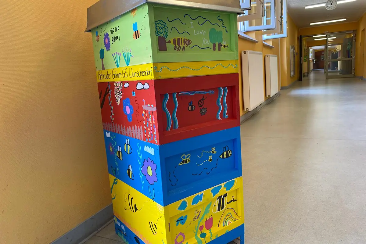 Von Schülern der Brüder Grimm Grundschule bemalte Bienenbeute in Wünschendorf