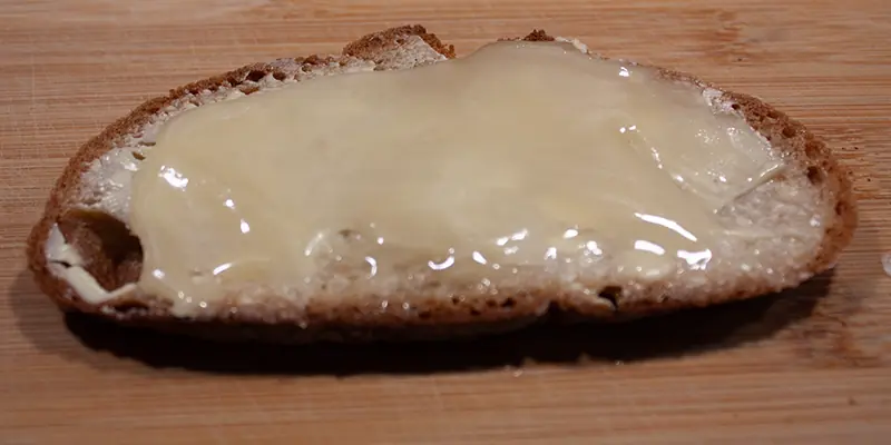 Nahaufnahme der perfekten streichzarten Konsistenz von cremigem Honig aus Gera