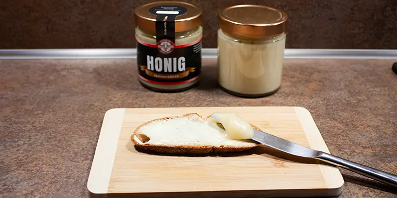 Cremiger Honig von der Imkerei Genzel in perfekt streichzarter Konsistenz