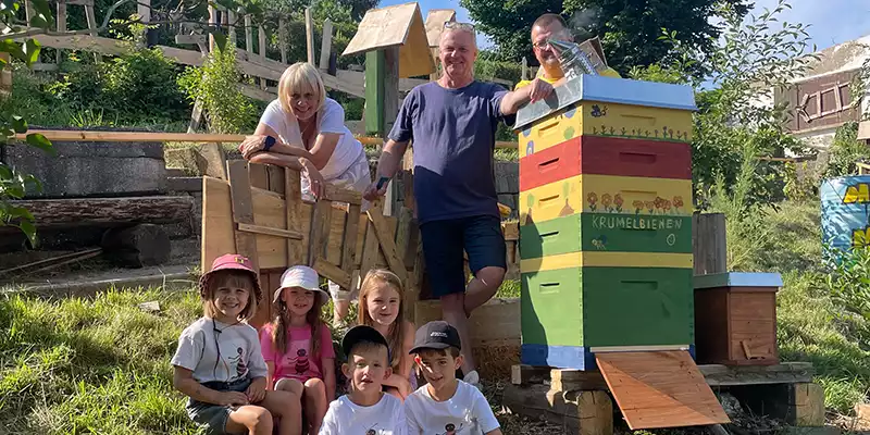 Die Kinder des Kindergartens Krümel sind ganz stolz auf die eigenen Bienen