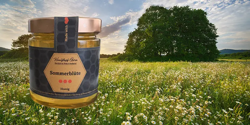 Flüssiger Honig von der Imkerei Genzel in goldener, durchsichtiger Konsistenz