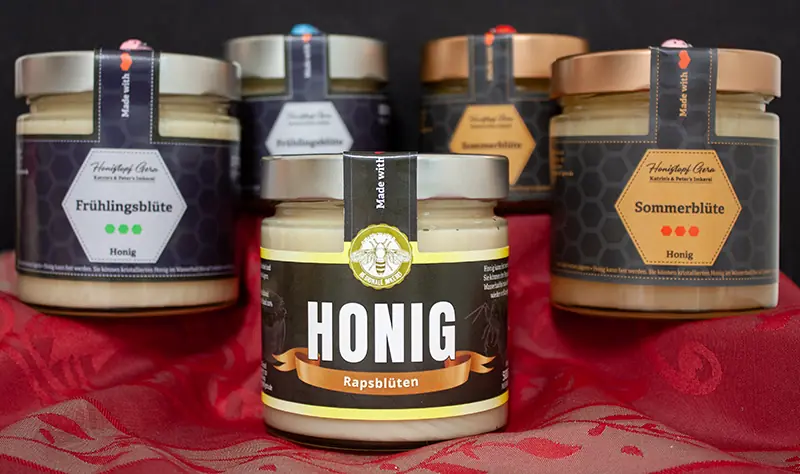 Honiggläser mit Etikett regionaler Imkerei symbolisiert Qualität und Natürlichkeit