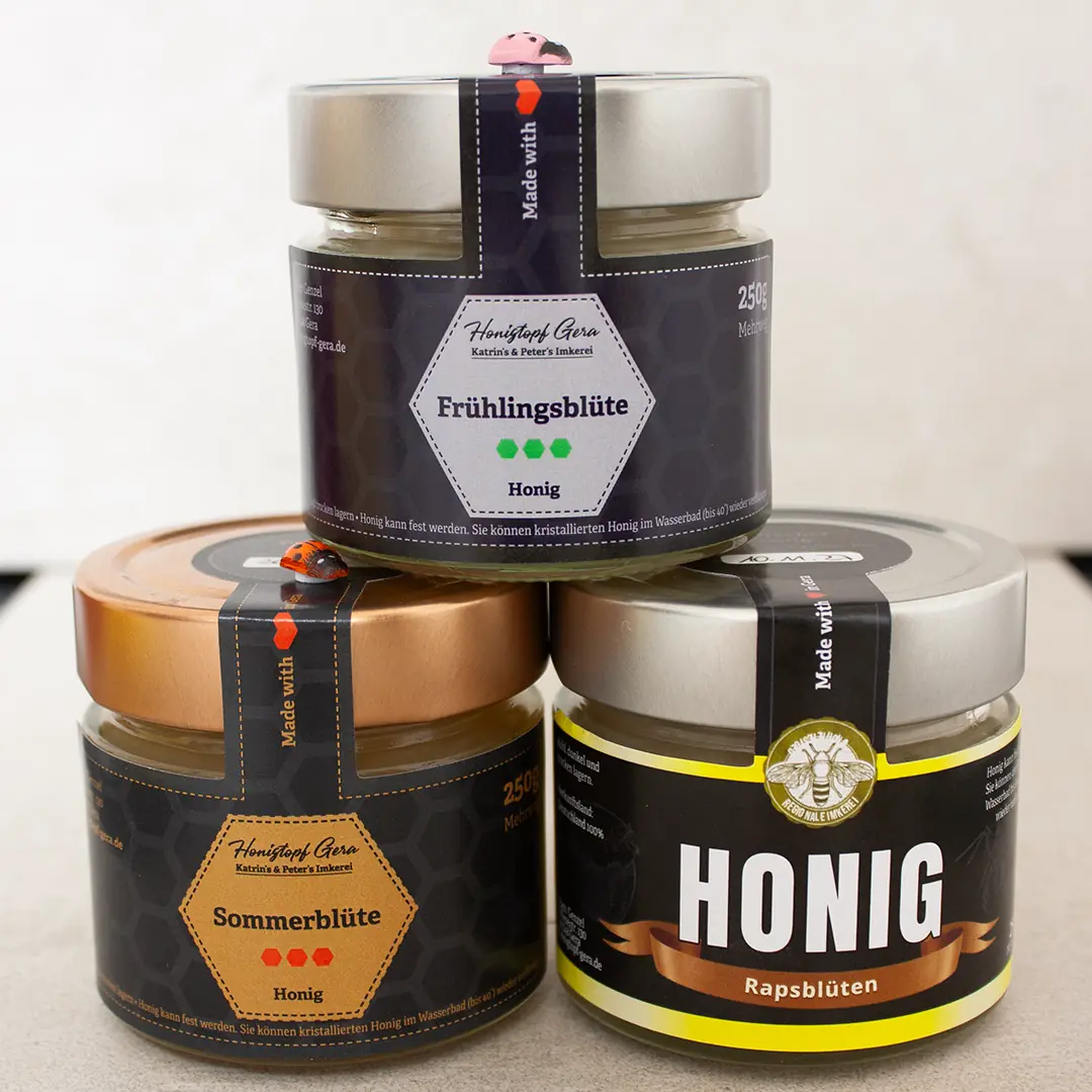 Drei Honiggläser mit cremigem Rapshonig, Frühtrachthonig und Sommerblütenhonig aus Gera