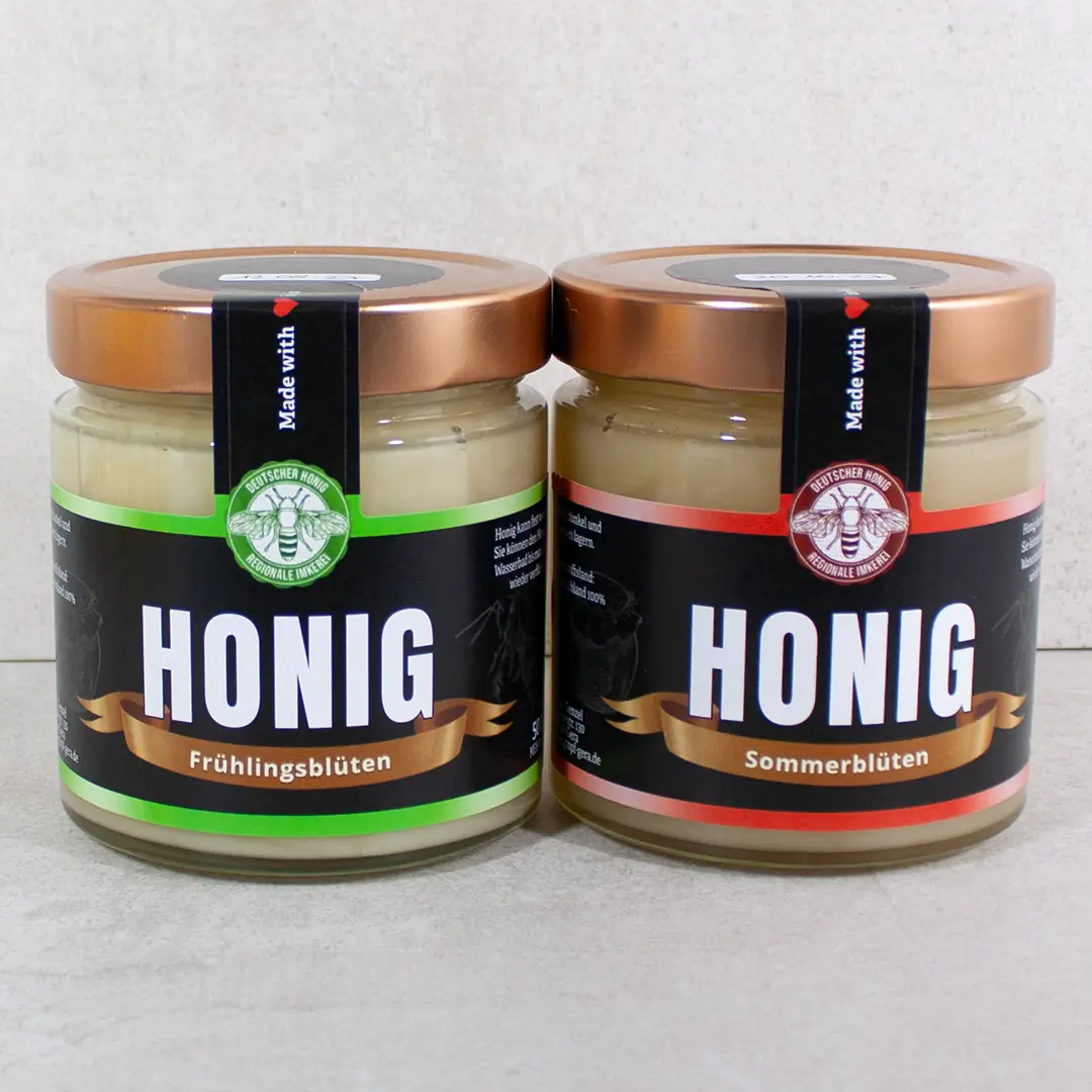 Zwei Honiggläser mit cremigem Frühtrachthonig und Sommerblütenhonig aus Gera