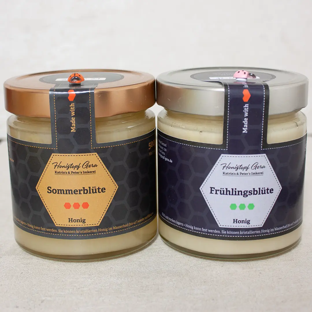 Zwei Honiggläser mit cremigem Frühtrachthonig und Sommerblütenhonig aus Gera