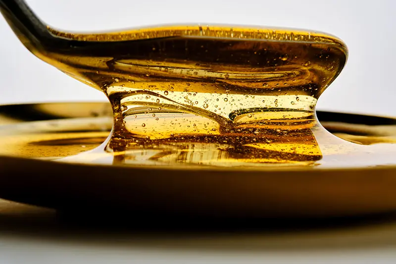 Nahaufnahme von goldenem Honig zeigt Nährstoffreichtum