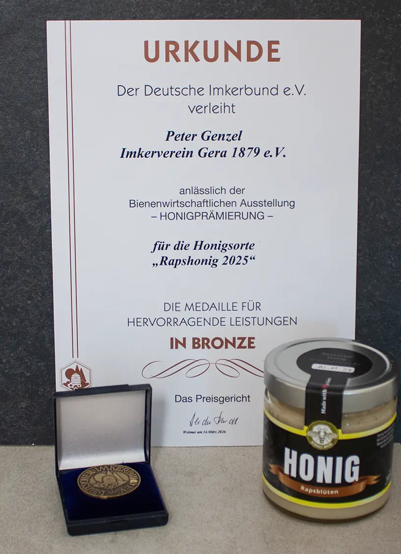 Urkunde, Bronzemedaille und Glas Rapshonig von Honigtopf Gera - ausgezeichnet beim Honigwettbewerb des Thüringer Imkerverbandes 2025