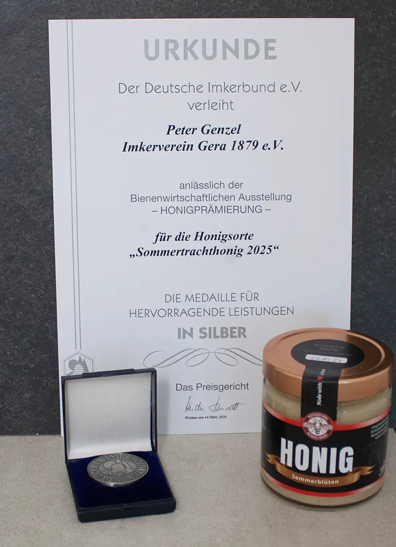 Urkunde, Silbermedaille und Glas Sommerblütenhonig von Honigtopf Gera – ausgezeichnet beim Honigwettbewerb des Thüringer Imkerverbandes 2025