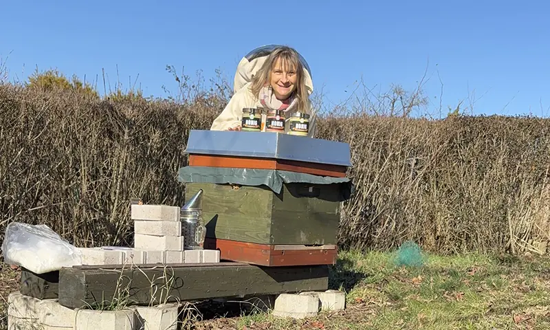 Katrin Genzel am Bienenstand am Steinertsberg in Gera - Imkerei Honigtopf