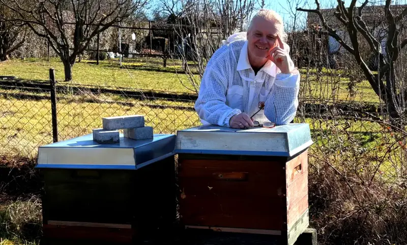Peter Genzel – Imker und Gründer der Imkerei Honigtopf Gera Peter Genzel an einer Bienenbeute - Imkerei Honigtopf Gera, Thüringen