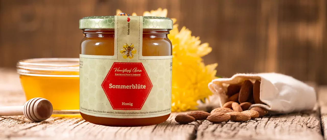 Authentisches Honigglas mit regionalem Honig, Etikett mit Herkunftsnachweis und lokalen Qualitätsmerkmalen