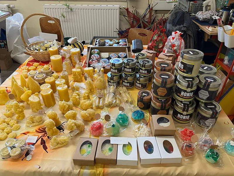 Stand mit Bienenwachskerzen und regionalem Honig in Grundschule Wünschendorf